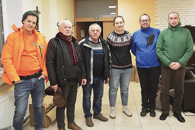 Osoby, które zdecydowały się pomóc na granicy, w centrali organizacji przed wyjazdem z Koszalina.