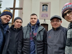 Wolontariusze z ks. Krzysztofem Sapalskim (drugi od lewej).
