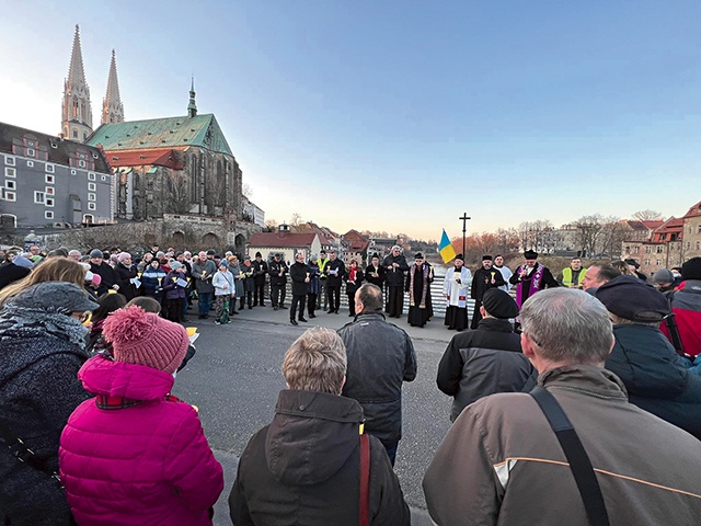 Obrzęd posypania głów wiernych popiołem.