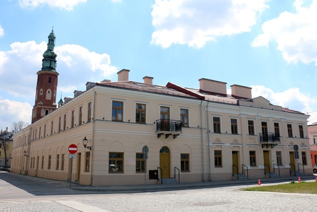 Punkt pomocy uchodźcom i miejsce zbierania darów znajdują się w Kamienicy Deskurów przy radomskim Rynku.