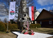 Pomnik upamiętniajacy I. Łukasiewicza stoi na placu Centrum Multimedialnego. 