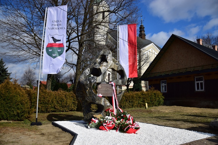 Pomnik upamiętniajacy I. Łukasiewicza stoi na placu Centrum Multimedialnego. 