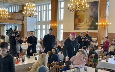 Przewodniczący Episkopatu spotkał się z uchodźcami wojennymi. W domu arcybiskupim wkrótce zamieszka ukraińska rodzina
