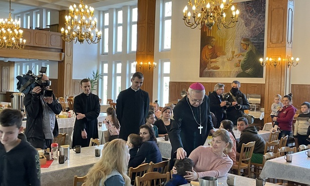 Przewodniczący Episkopatu spotkał się z uchodźcami wojennymi. W domu arcybiskupim wkrótce zamieszka ukraińska rodzina