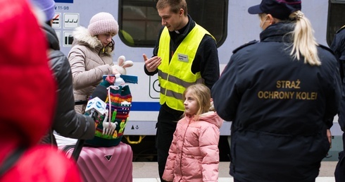 Klerycy pomagają na dworcu kolejowym przyjmować uchodźców. "To element formacji"