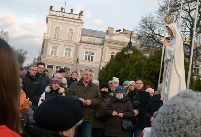 Różaniec przy figurze Matki Bożej Fatimskiej