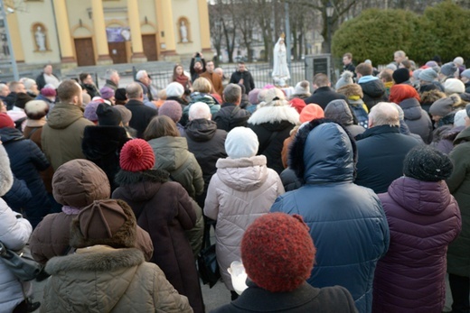 Różaniec przy figurze Matki Bożej Fatimskiej
