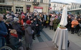 Różaniec przy figurze Matki Bożej Fatimskiej