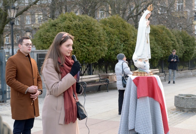 Różaniec przy figurze Matki Bożej Fatimskiej