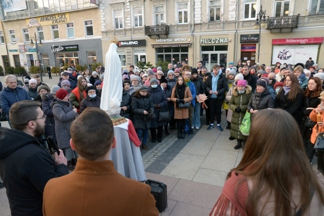 Różaniec przy figurze Matki Bożej Fatimskiej