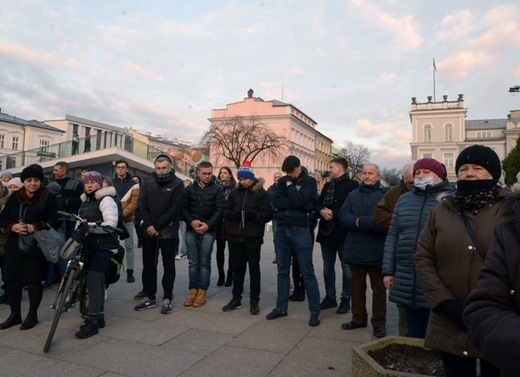Różaniec przy figurze Matki Bożej Fatimskiej