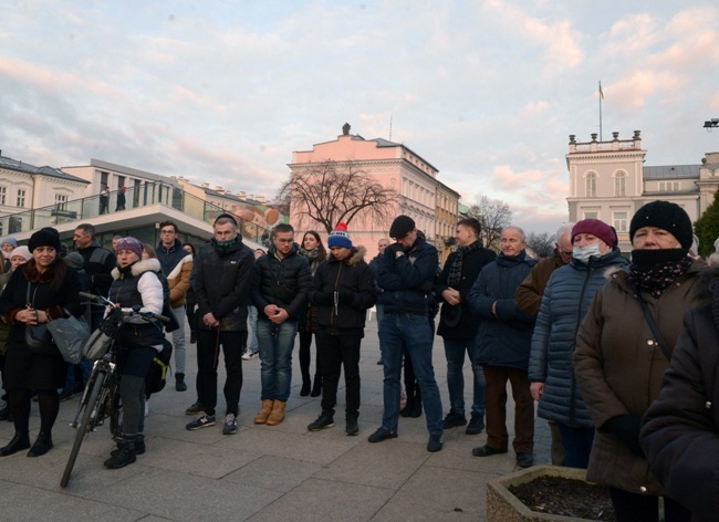 Różaniec przy figurze Matki Bożej Fatimskiej