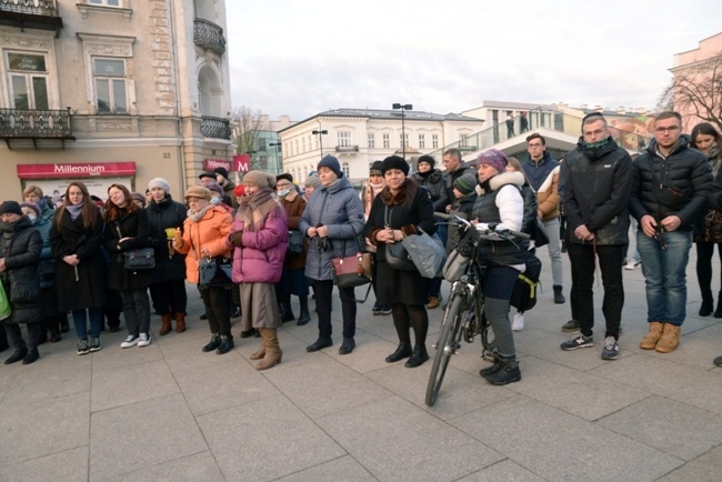 Różaniec przy figurze Matki Bożej Fatimskiej