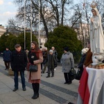 Różaniec przy figurze Matki Bożej Fatimskiej