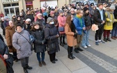 Różaniec przy figurze Matki Bożej Fatimskiej