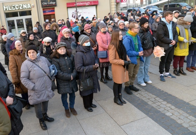 Różaniec przy figurze Matki Bożej Fatimskiej