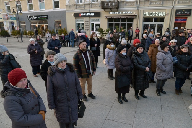 Różaniec przy figurze Matki Bożej Fatimskiej