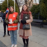 Różaniec przy figurze Matki Bożej Fatimskiej