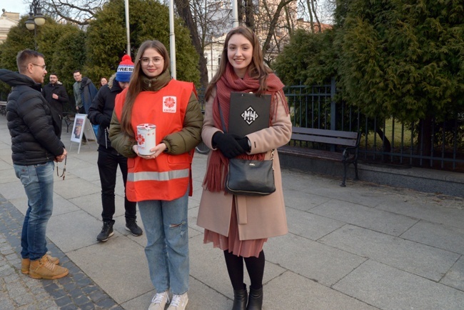 Różaniec przy figurze Matki Bożej Fatimskiej