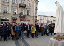 Uczestnicy modlili się przed ustawioną figurą Matki Bożej Fatimskiej.