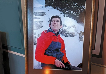 Portret Radogosta Martynowskiego wystawiony podczas Mszy św. w jego intencji. Przed nim świeca, którą dostał od siostry na Boże Narodzenie.