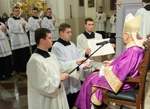 Każdy z kleryków otrzymał od biskupa Pismo Święte.