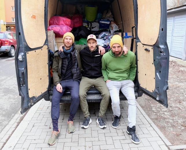 Wyjazd konwoju humanitarnego prowadzonego przez Szymona Makucha