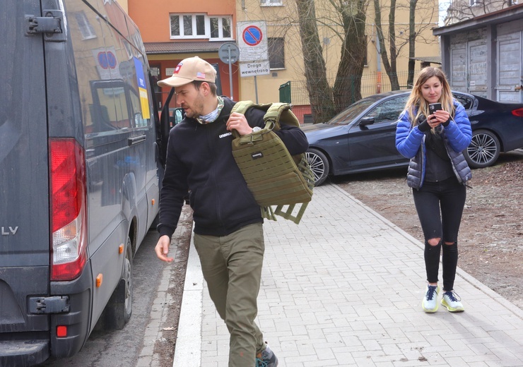 Wyjazd konwoju humanitarnego prowadzonego przez Szymona Makucha