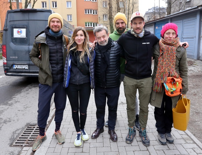 Wyjazd konwoju humanitarnego prowadzonego przez Szymona Makucha