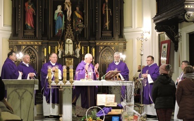 W rejonie kutnowskim spotkaniu przewodniczył bp Andrzej F. Dziuba.