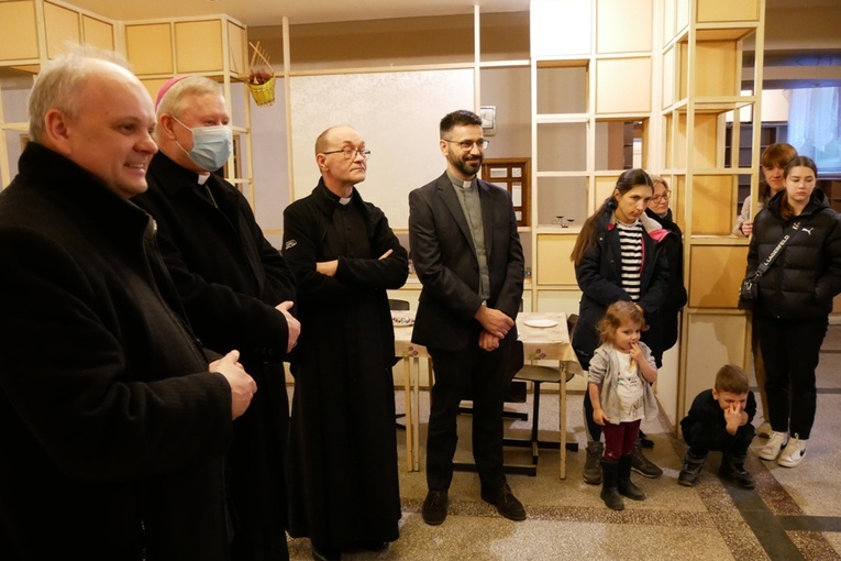 Bp Szlachetka odwiedził uchodźców z Ukrainy