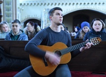 Marko gra także na gitarze podczas wspólnych modlitw.