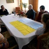Spotkanie i rozmowa z uchodźcami z Ukrainy w radomskim seminarium. W środku u góry rektor ks. Marek Adamczyk.