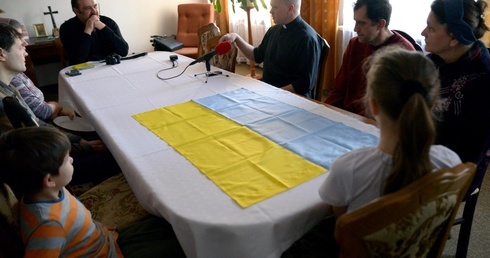 Spotkanie i rozmowa z uchodźcami z Ukrainy w radomskim seminarium. W środku u góry rektor ks. Marek Adamczyk.