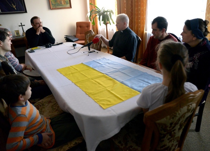 Spotkanie i rozmowa z uchodźcami z Ukrainy w radomskim seminarium. W środku u góry rektor ks. Marek Adamczyk.