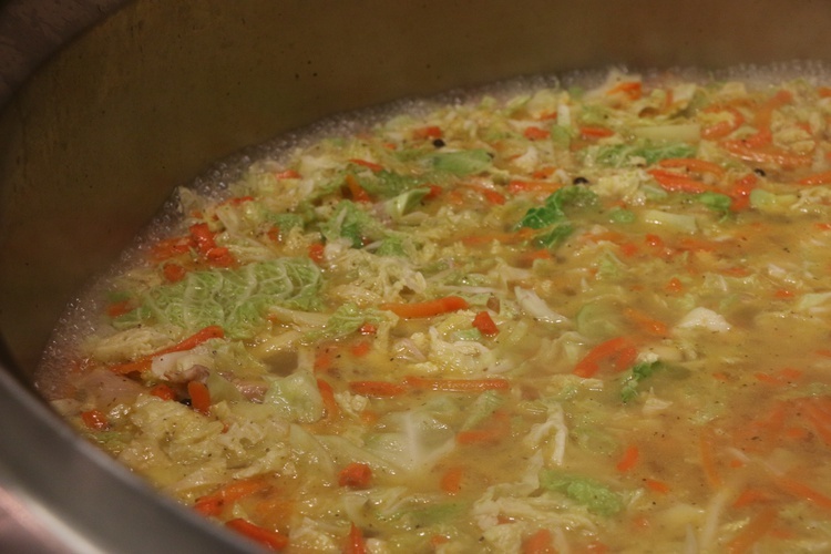 3 tysiące porcji zup dziennie. Gotują dla uchodźców