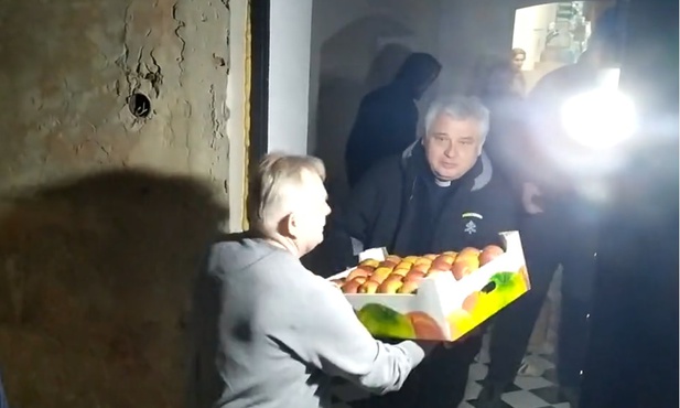 Kard. Krajewski zakasał rękawy i rozładowywał dary na granicy polsko-ukraińskiej