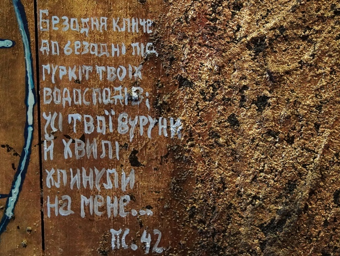 Ikony na deskach ze skrzynek na amunicję z Donbasu