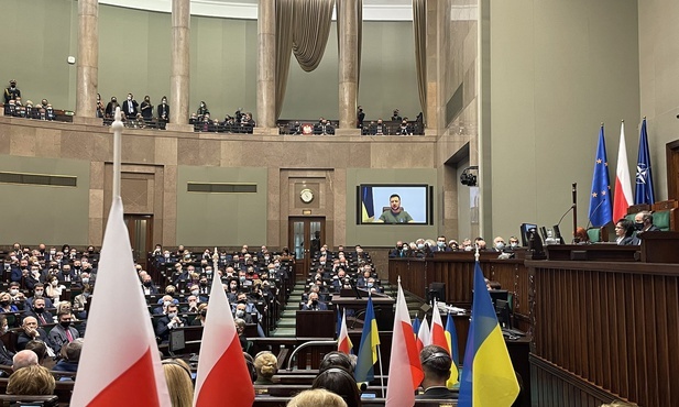 Zełenski zdalnie do polskiego Zgromadzenia Narodowego: Nie zostaliśmy sami z wrogiem, polscy bracia i siostry są z nami