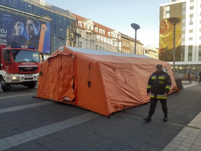 Katowice. Ogrzewane namioty dla uchodźców przy dworcu kolejowym