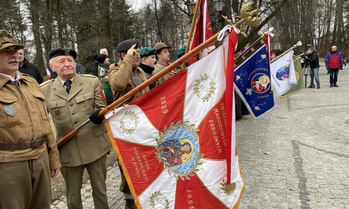 Uroczyste rozpoczęcie biegu z udziałem pocztów sztandarowych.