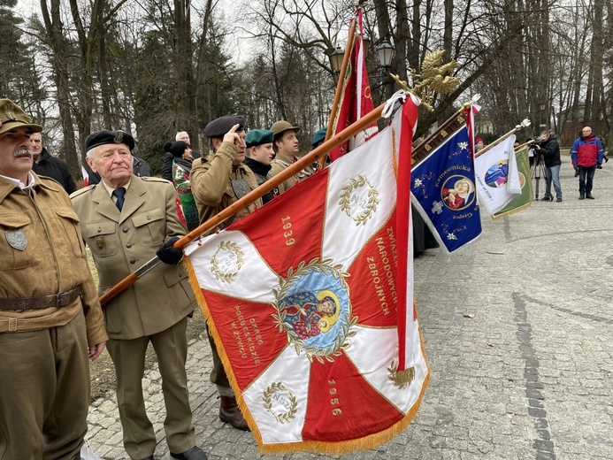 Uroczyste rozpoczęcie biegu z udziałem pocztów sztandarowych.