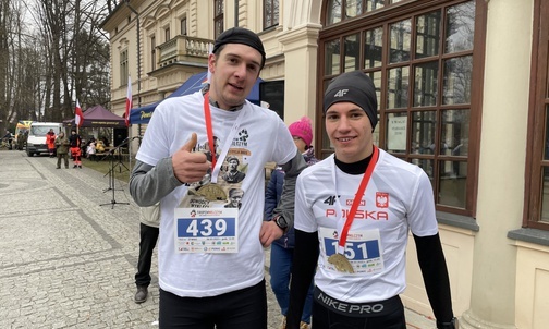Pierwsi na mecie: Tomasz Fijak z Żywca (z prawej) i Mikołaj Ciurla.