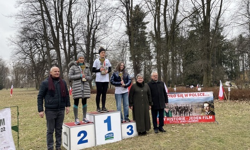 Puchary za najlepsze wyniki odebrały najszybsze biegaczki...