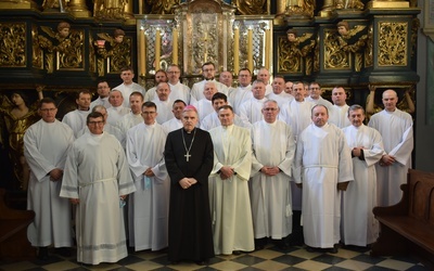 Pamiątkowe zdjęcie z biskupem ordynariuszem.