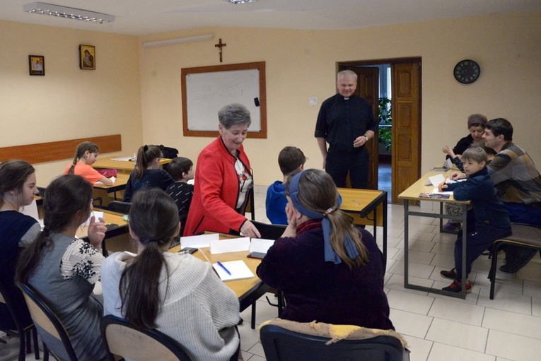 Zajęcia z języka polskiego w seminaryjnej auli prowadzi Elżbieta Podlaska. Na drugim planie ks. Marek Adamczyk, rektor WSD w Radomiu.