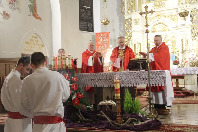 Książnice. Poświęcenie odnowionej drogi krzyżowej i bierzmowanie