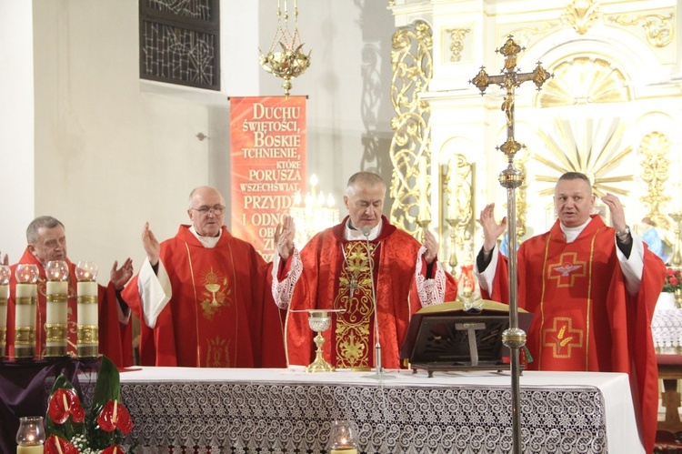 Książnice. Poświęcenie odnowionej drogi krzyżowej i bierzmowanie