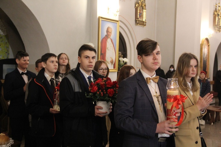 Książnice. Poświęcenie odnowionej drogi krzyżowej i bierzmowanie