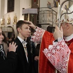 Książnice. Poświęcenie odnowionej drogi krzyżowej i bierzmowanie